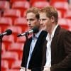 Le prince William et son frère Harry lors de leur visite du stade de Wembley, à Londres, avant le Concert for Diana, le 1er juillet 2007.