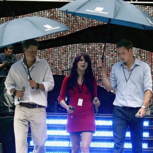 La chanteuse Joss Stone, le prince William et son frère Harry lors de leur visite du stade de Wembley, à Londres, avant le Concert for Diana, le 30 juin 2007.