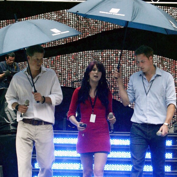 La chanteuse Joss Stone, le prince William et son frère Harry lors de leur visite du stade de Wembley, à Londres, avant le Concert for Diana, le 30 juin 2007.