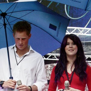 La chanteuse Joss Stone, le prince William et son frère Harry lors de leur visite du stade de Wembley, à Londres, avant le Concert for Diana, le 30 juin 2007.
