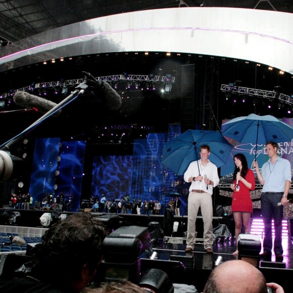 La chanteuse Joss Stone, le prince William et son frère Harry lors de leur visite du stade de Wembley, à Londres, avant le Concert for Diana, le 30 juin 2007.