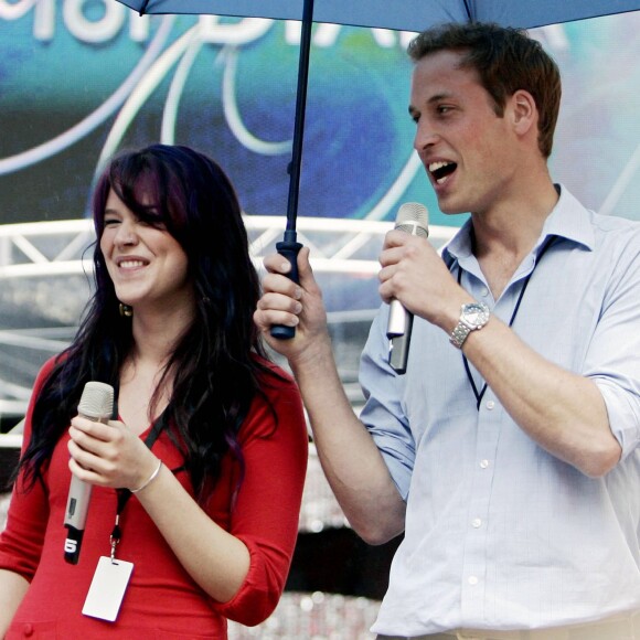 La chanteuse Joss Stone, le prince William et son frère Harry lors de leur visite du stade de Wembley, à Londres, avant le Concert for Diana, le 30 juin 2007.