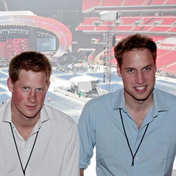 La chanteuse Joss Stone, le prince William et son frère Harry lors de leur visite du stade de Wembley, à Londres, avant le Concert for Diana, le 30 juin 2007.