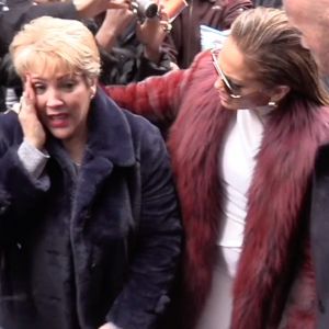Jennifer Lopez et sa mère Guadalupe Rodriguez bousculées par les fans à leur arrivée à Sirius Radio à New York, le 12 décembre 2018