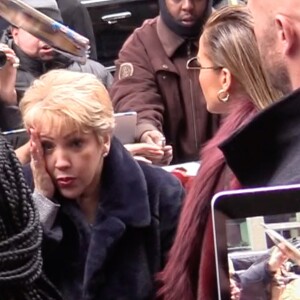 Jennifer Lopez et sa mère Guadalupe Rodriguez bousculées par les fans à leur arrivée à Sirius Radio à New York, le 12 décembre 2018