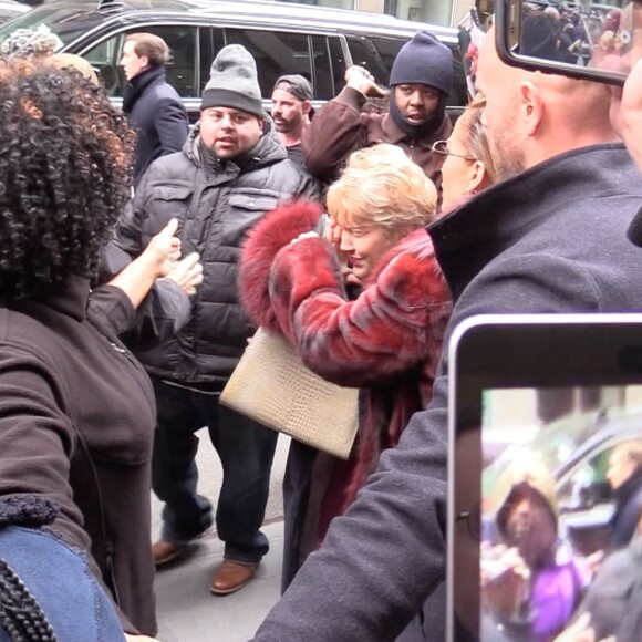 Jennifer Lopez et sa mère Guadalupe Rodriguez bousculées par les fans à leur arrivée à Sirius Radio à New York, le 12 décembre 2018