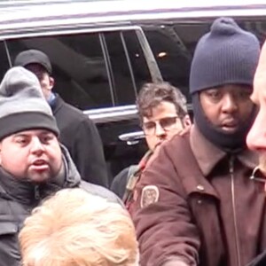 Jennifer Lopez et sa mère Guadalupe Rodriguez bousculées par les fans à leur arrivée à Sirius Radio à New York, le 12 décembre 2018