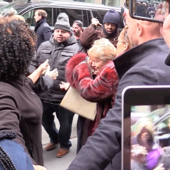 Jennifer Lopez et sa mère Guadalupe Rodriguez bousculées par les fans à leur arrivée à Sirius Radio à New York, le 12 décembre 2018