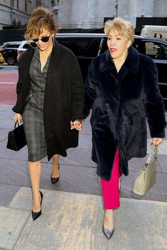 Jennifer Lopez et sa mère Guadalupe Rodriguez arrivent main dans la main au Palace Hotel à New York, le 12 décembre 2018