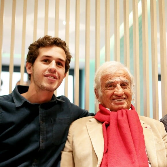 Jean-Paul Belmondo et son petit-fils Victor - A l'occasion du lancement de son nouveau livre "Mes recettes bonne humeur" (Editions du Cherche Midi), Luana Belmondo a réuni ses proches et amis épicuriens autour d'un Aperitivo concocté par le Chef Denny Imbroisi (Restaurant IDA) à Paris, le 13 Octobre 2016. © Dominique Jacovides/Bestimage