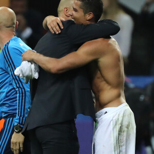Cristiano Ronaldo et Zinedine Zidane après la finale de la Ligue des Champions remportée par le Real Madrid, à Milan, le 29 mai 2018. 