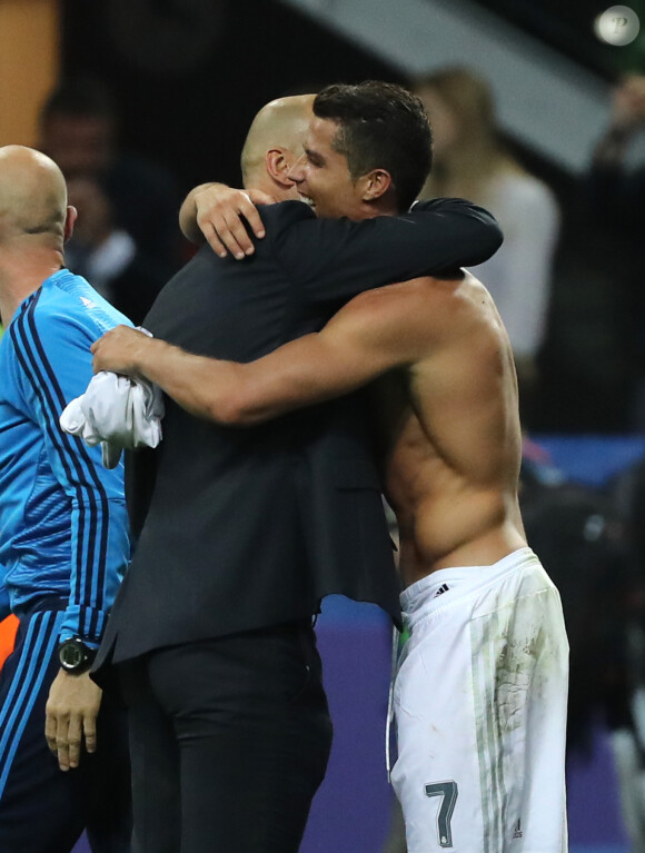 Cristiano Ronaldo et Zinedine Zidane après la finale de la Ligue des Champions remportée par le Real Madrid, à Milan, le 29 mai 2018. 