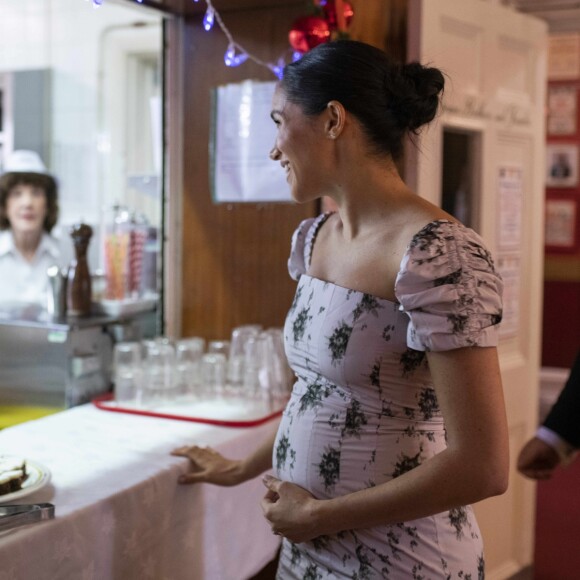 Meghan Markle, duchesse de Sussex, visite le foyer Royal Variety de "Brinsworth House", à Twickenham, Royaume Uni, le 18 décembre 2018.