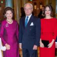 La reine Silvia de Suède avec le roi Carl XVI Gustaf et la princesse Sofia au théâtre Oscar à Stockholm le 18 décembre 2018 pour la célébration de son 75e anniversaire.