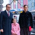  La princesse héritière Victoria et le prince Daniel de Suède arrivant avec leur fille la princesse Estelle au théâtre Oscar à Stockholm le 18 décembre 2018 pour la célébration du 75e anniversaire de la reine Silvia. 