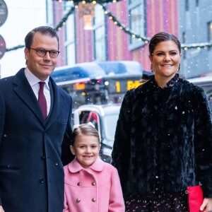 La princesse héritière Victoria et le prince Daniel de Suède arrivant avec leur fille la princesse Estelle au théâtre Oscar à Stockholm le 18 décembre 2018 pour la célébration du 75e anniversaire de la reine Silvia.