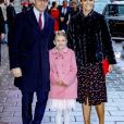  La princesse héritière Victoria et le prince Daniel de Suède arrivant avec leur fille la princesse Estelle au théâtre Oscar à Stockholm le 18 décembre 2018 pour la célébration du 75e anniversaire de la reine Silvia. 