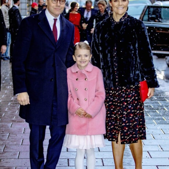 La princesse héritière Victoria et le prince Daniel de Suède arrivant avec leur fille la princesse Estelle au théâtre Oscar à Stockholm le 18 décembre 2018 pour la célébration du 75e anniversaire de la reine Silvia.