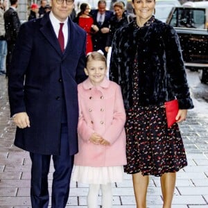 La princesse héritière Victoria et le prince Daniel de Suède arrivant avec leur fille la princesse Estelle au théâtre Oscar à Stockholm le 18 décembre 2018 pour la célébration du 75e anniversaire de la reine Silvia.