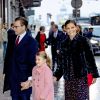 La princesse héritière Victoria et le prince Daniel de Suède arrivant avec leur fille la princesse Estelle au théâtre Oscar à Stockholm le 18 décembre 2018 pour la célébration du 75e anniversaire de la reine Silvia.
