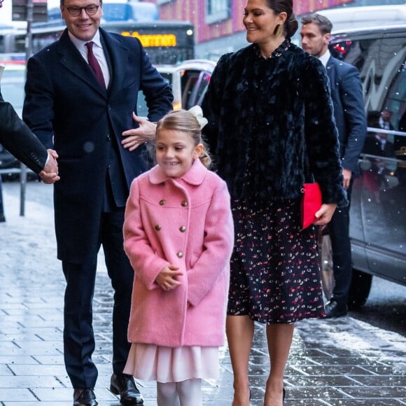 La princesse héritière Victoria et le prince Daniel de Suède arrivant avec leur fille la princesse Estelle au théâtre Oscar à Stockholm le 18 décembre 2018 pour la célébration du 75e anniversaire de la reine Silvia.