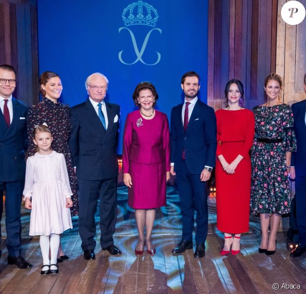 La reine Silvia entourée de sa famille - le prince Daniel, la princesse Victoria et la princesse Estelle, le roi Carl XVI Gustaf, le prince Carl Philip, la princesse Sofia, la princesse Madeleine, Christopher O'Neill - au théâtre Oscar à Stockholm le 18 décembre 2018 pour la célébration du 75e anniversaire de la reine Silvia.