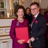 La reine Silvia de Suède recevant des cadeaux lors d'une réception au théâtre Oscar à Stockholm le 18 décembre 2018 pour la célébration de son 75e anniversaire.
