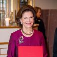  La reine Silvia de Suède recevant des cadeaux lors d'une réception au théâtre Oscar à Stockholm le 18 décembre 2018 pour la célébration de son 75e anniversaire. 