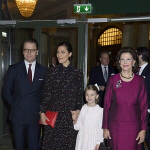 La reine Silvia de Suède avec le prince Daniel, la princesse Victoria et la princesse Estelle au théâtre Oscar à Stockholm le 18 décembre 2018 pour la célébration de son 75e anniversaire.