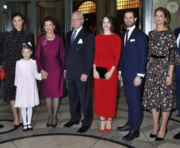 La reine Silvia de Suède avec sa famille - la princesse Victoria avec la princesse Estelle, le roi Carl XVI Gustaf, le prince Carl Philip et la princesse Sofia, la princesse Madeleine - au théâtre Oscar à Stockholm le 18 décembre 2018 pour la célébration de son 75e anniversaire.