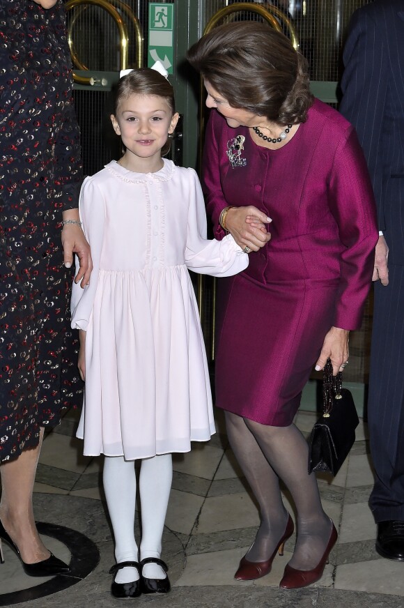 La princesse Estelle de Suède au théâtre Oscar à Stockholm le 18 décembre 2018 pour la célébration du 75e anniversaire de la reine Silvia.
