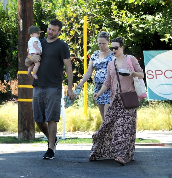 Exclusif - Rachel McAdams, son mari avec leur nouveau né dans les bras, et sa soeur enceinte, dans la rue à Los Angeles le 13 septembre 2018.