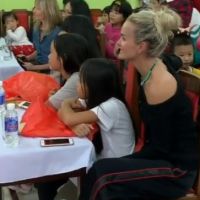 Laeticia Hallyday "heureuse" au Vietnam, avec ses filles et Hélène Darroze