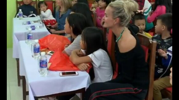 Laeticia Hallyday au Vietnam avec ses filles Jade et Joy, Hélène Darroze et ses filles Charlotte et Quiterie. Vidéo publiée sur Instagram le 21 décembre 2018. 