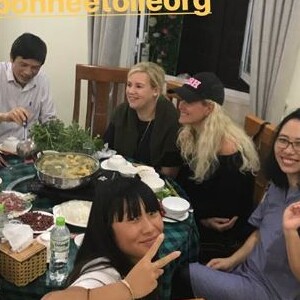 Laeticia Hallyday au Vietnam avec ses filles Jade et Joy, Hélène Darroze et ses filles Charlotte et Quiterie. Photo publiée sur Instagram le 21 décembre 2018.