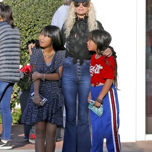 Laeticia Hallyday et ses filles Jade et Joy sont allées faire du shopping dans les boutiques "Petit Ami" (magasin de vêtements pour enfants) et "Elyse Walker" à Los Angeles. Le 17 décembre 2018.