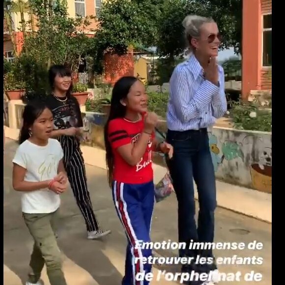 Laeticia Hallyday en visite dans la première école construite par son association La bonne étoile à Ba Vi, l'un des districts d'Hanoï, avec ses deux filles Jade et Joy, Hélène Darroze, cofondatrice de l'association et ses deux filles Charlottte et Quiterie.