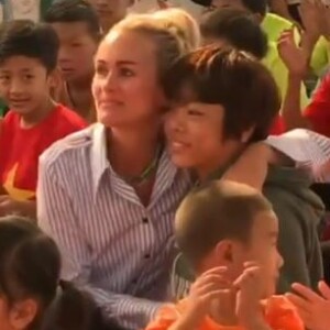 Laeticia Hallyday en visite dans la première école construite par son association La bonne étoile à Ba Vi, l'un des districts d'Hanoï, avec ses deux filles Jade et Joy, Hélène Darroze, cofondatrice de l'association et ses deux filles Charlottte et Quiterie.