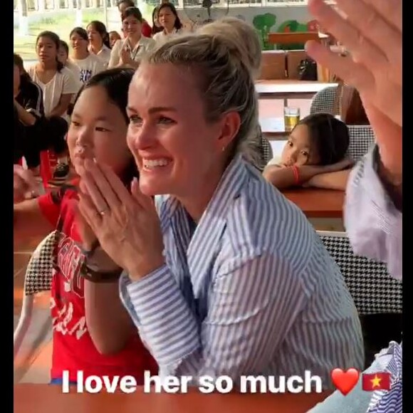 Laeticia Hallyday en visite dans la première école construite par son association La bonne étoile à Ba Vi, l'un des districts d'Hanoï, avec ses deux filles Jade et Joy, Hélène Darroze, cofondatrice de l'association et ses deux filles Charlottte et Quiterie.