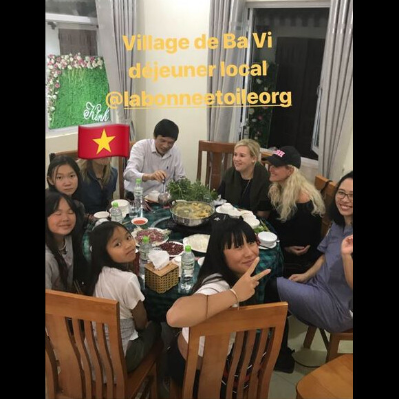 Laeticia Hallyday au Vietnam avec ses filles Jade et Joy, Hélène Darroze et ses filles Charlotte et Quiterie. Photo publiée sur Instagram le 21 décembre 2018.