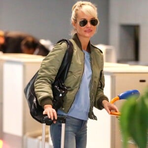 Exclusif - Laeticia Hallyday s'envole pour Hanoï (Vietnam) avec des amies pour l'association "La bonne étoile" à Paris le 2 décembre 2015.