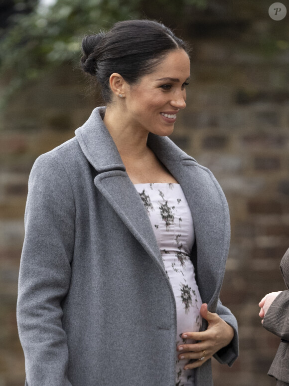 Meghan Markle, duchesse de Sussex, enceinte visite le foyer Royal Variety de "Brinsworth House", à Twickenham le 18 décembre 2018.
