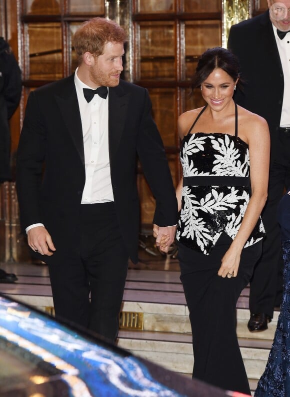 Le prince Harry, duc de Sussex, et Meghan Markle (enceinte), duchesse de Sussex quittent la soirée Royal Variety Performance à Londres le 19 novembre 2018.