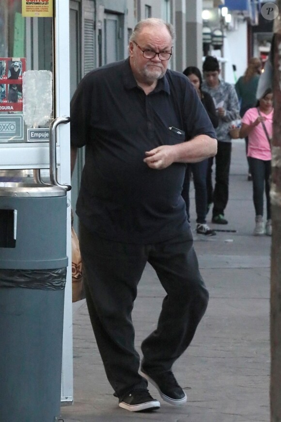 Exclusif - Thomas Markle fait des courses dans les rues de Rosarito au Mexique, le 22 octobre 2018.