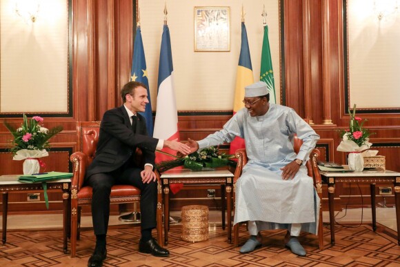 Emmanuel Macron reçu au palais présidentiel par le président du Tchad Idriss Deby Itno à N'Djamena au Tchad le 23 décembre 2018 © Ludovic Marin / Pool / Bestimage