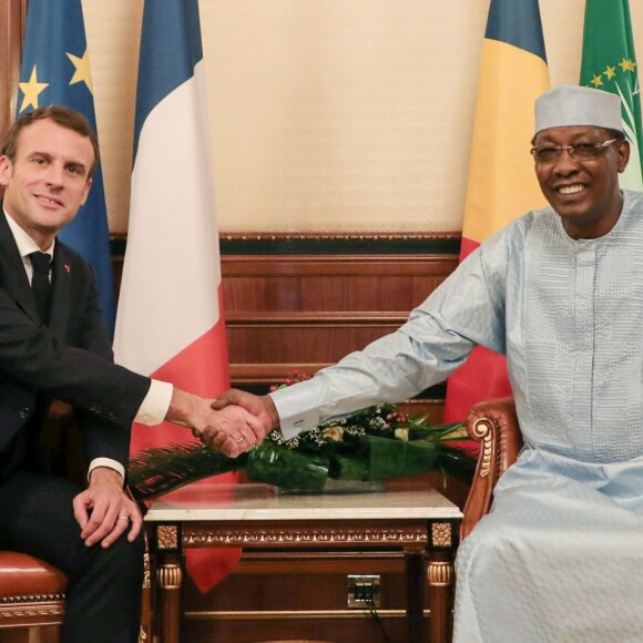 Emmanuel Macron reçu au palais présidentiel par le président du Tchad Idriss Deby Itno à N'Djamena au Tchad le 23 décembre 2018 © Ludovic Marin / Pool / Bestimage