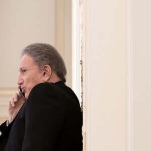 Michel Drucker lors de l'entretien du président de la République Emmanuel Macron et du président de la République du Tchad, Idriss Deby Itno, au palais présidentiel à N'Djamena au Tchad. Le 23 décembre 2018. © Stéphane Lemouton / Bestimage