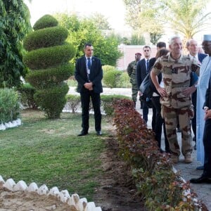 Le président de la République Emmanuel Macron reçu par le président de la République du Tchad, Idriss Deby Itno, au palais présidentiel à N'Djamena au Tchad. Le 23 décembre 2018. © Stéphane Lemouton / Bestimage