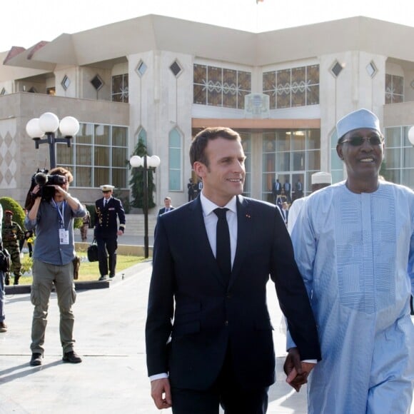 Le président de la République Emmanuel Macron reçu par le président de la République du Tchad, Idriss Deby Itno, au palais présidentiel à N'Djamena au Tchad. Le 23 décembre 2018. © Stéphane Lemouton / Bestimage