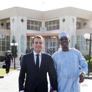 Le président de la République Emmanuel Macron reçu par le président de la République du Tchad, Idriss Deby Itno, au palais présidentiel à N'Djamena au Tchad. Le 23 décembre 2018. © Stéphane Lemouton / Bestimage